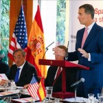 El rey Felipe en presencia del presidente de la CEOE, Juan Rosell (2i), durante su intervención en un desayuno empresarial organizado por el Instituto Español de Comercio Exterior (ICEX) y la Cámara de Comercio de EEUU, hoy en la residencia del embajador de España en los EEUU. EFE