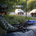 Soldados de la Marina Armada de México resguardan todas las entradas y salidas de la población de Cosalá durante los operativos de búsqueda del capo Joaquín "el Chapo" Guzmán en Sinaloa (México). EFE