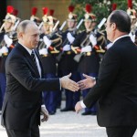 El presidente francés, François Hollande (d), estrecha la mano de su homólogo ruso, Vladímir Putin, durante la ceremonia de bienvenida hoy en el Palacio del Elíseo en París. EFE