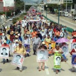 Maestros bloquean la autopista que conduce al puerto de Acapulco hoy, lunes 12 de octubre de 2015, en Iguala (México). Miles de maestros mexicanos pararon labores hoy en los estados de Guerrero, Michoacán, Oaxaca y Chiapas, y protagonizaron marchas, bloqueos de carreteras y toma de comercios para exigir al Gobierno la reanudación del diálogo sobre sus demandas. EFE