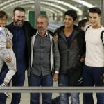 Osama Abdul Mohsen (3i), sus hijos Zaid (i) y Mohamed (2d), los refugiados sirios zancadilleados por una periodista húngara cuando huían de la policía en Hungría, acompañados por el presidente de la escuela nacional de entrenadores de fútbol (CENAFE) en Getafe, Miguel Galán (2i), y Mohamed Labrouzi (d), ciudadano marroquí asentado en Parla (Madrid), a su llegada esta noche a la estación de tren de Atocha, Madrid. EFE