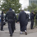Miembros de las fuerzas especiales de la policía hacen guardia en los alrededores de la mezquita de Al Khalil en Berlín (Alemania) este martes. EFE