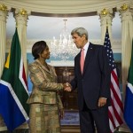 El secretario de Estado estadounidense, John Kerry, saluda a la ministra de Asuntos Exteriores sudafricana Maite Nkoana-Mashabane, a su llegada a la reunión mantenida en el Departamento de Estado de Washington, EE.UU., el 16 de septiembre del 2015. EFE