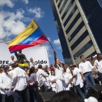 Un grupo de personas participa en una manifestación convocada por Lilian Tintori (c), esposa del líder opositor Leopoldo López. EFE/Archivo
