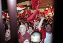 Seguidores del presidente paraguayo electo, Horacio Cartes, fueron registrados este domingo al celebrar frente a la sede del partidario de la Asociación Nacional Republicana, en Asunción (Paraguay). EFE