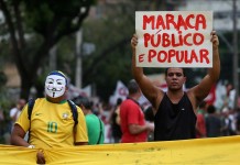 Miles de personas que protestan contra la Copa Confederaciones de fútbol marchan el 30 de junio de 2013, hacia el estadio Maracaná, de Río de Janeiro, donde las selecciones de Brasil y España jugarán la final del torneo. EFE