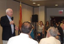 El senador republicano John McCain (i) habla hoy, martes 13 de agosto de 2013, durante un foro comunitario en la ciudad de Tucson, en el sur de Arizona (EE.UU.). EFE/archivo