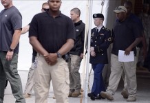 El soldado del Ejército de Estados Unidos Bradley Manning (2d) a su salida de los juzgados de Fort George G. Meade, Maryland, EE UU, tras conocer su sentencia por haber entregado más de 700.000 documentos confidenciales o secretos a WikiLeaks. EFE/Archivo