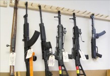 La segunda medida prohíbe a las entidades privadas, con algunas excepciones como los museos, que importen armas de fuego de uso militar en su día exportadas por EE.UU. al extranjero. EFE/Archivo