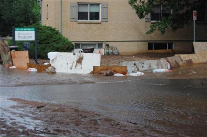 Barricadas que tratan de bloquear el agua de las inundaciones que afectaron Boulder, Colorado ayer 13 de septiembre de 2013. EFE/EPA/Archivo