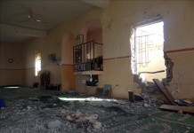 Vista de los escombros en el interior de una mezquita suní que sufrió un atentado durante las oraciones de los viernes, en la localidad de Raga, en la ciudad de Samarra (Irak), hoy, viernes 20 de septiembre de 2013. EFE