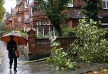 Una mujer pasa por delante de un árbol caído en una calle de Londres (Reino Unido). La Oficina Meteorológica británica ha alertado de fuertes lluvias y vientos de hasta 130 kilómetros por hora a partir de esta madrugada en Inglaterra y Gales, en la que podría ser la peor tormenta que sufre el Reino Unido en cinco años. EFE