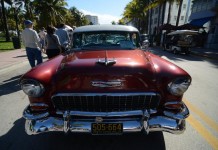 Un Chevrolet Bel Air clásico es exhibido el 18 de enero de 2013, dentro de las actividades del festival Art Deco Weekend de Miami Beach (EE.UU.). EFE
