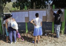 Salvadoreños observan listados en un centro de votación el 1 de febrero de 2014, en Ilopango, unos 9 kilómentros al este de San Salvador (El Salvador). EFE
