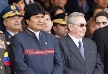 Evo Morales (i), Presidente de Bolivia, y Raúl Castro (d), Presidente de Cuba, asisten al desfile militar en honor al primer aniversario del la muerte del fallecido líder Hugo Chávez en el Paseo Los Próceres, en Caracas (Venezuela). EF