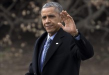 Barack Obama saluda antes de realizar un viaje oficial desde la Casa Blanca, Whasington, Estados Unidos hoy 6 de febrero de 2015. EFE