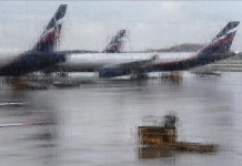 Aviones estacionados bajo una lluvia. EFE/archivo