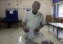 Un ciudadano girego deposita su voto en un colegio electoral hoy en Atenas. EFE