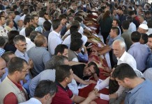 Amigos y familiares de las víctimas del atentado yihadista en Suruç, ayer, en el funeral. EFE