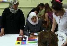 Un grupo de refugiadas sirias en el taller de estampado en textil con bloques de madera. EFE