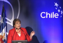En la imagen un registro de la presidenta de Chile, Michelle Bachelet, quien dijo que "sabemos que algunas de las variables que son las que van a calcularse para determinar el presupuesto de 2016 son más malas que las primeras estimaciones". EFE/Archivo