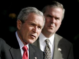 El expresidente estadounidense, George W. Bush (i), toma la palabra en presencia de su hermano Jeb Bush (d). EFE/Archivo