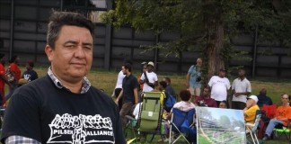 Nelson Soza, hispano director de La Alianza de Pilsen, se sumó hoy a la huelga de hambre que llevan a cabo once padres de familia y amigos frente a la Secundaria Dyett en el barrio Bronzeville Chicago (Illionois). EFE