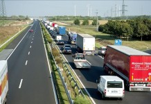 Vehículos permanecen retenidos en la autopista M1 en Mosonmagyarovar, a unos 158km de Budapest (Hungría) hoy, 31 de agosto de 2015, de camino a la frontera con Austria. La retención, de 20km, se debe a los controles de la policía para evitar el tráfico de inmigrantes. EFE