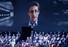 El exanalista externo de la Agencia de la Seguridad Nacional (NSA), Edward Snowden, ofrece una videoconferencia. EFE/Archivo