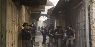 La policía israelí toma posiciones este domingo durante unos enfrentamientos con manifestantes palestinos en la ciudad vieja de Jerusalén. EFE
