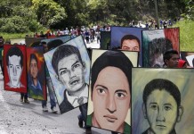 Normalistas de la escuela rural de Ayotzinapa sostienen retratos de los 43 estudiantes desaparecidos durante una caminata hoy, jueves 24 de septiembre de 2015, con rumbo a la ciudad de Chilpancingo para fortalecer el segundo encuentro que los padres de los 43 normalistas desaparecidos sostienen con el presidente Enrique Peña Nieto. EFE