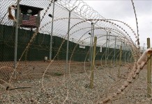 Vista de la valla de seguridad que rodea el centro de detención de máxima seguridad de Camp Delta, en la base naval estadounidense de Guantánamo (Cuba). EFE/Archvio