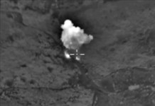 Fotograma sacado de un vídeo proporcionado este 15 de octubre de 2015 por el ministerio de Defensa ruso que muestra un bombardeo de la aviación rusa contra unas supuestas instalaciones del Estado Islámico en la provincia de Idlib, Siria. EFE.