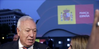 El ministro de Exteriores, José Manuel García-Margallo, atiende a los medios de comunicación. EFE/Archivo