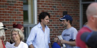 El parlamentario y líder del Partido Liberal de Canadá, Justin Trudeau (c-i), habla con varios ciudadanos. EFE/Archivo