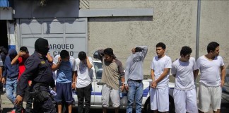 Agentes de la Policía Nacional Civil (PNC) custodian a pandilleros en San Salvador. EFE/Archivo