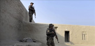 Soldados afganos ejecutan un registro en un supuesto arsenal talibán de Jalalabad, Afganistán hoy 14 de octubre de 2015 en un intento por no perder el control de la ciudad tal y como ocurrió en Kunduz. EFE