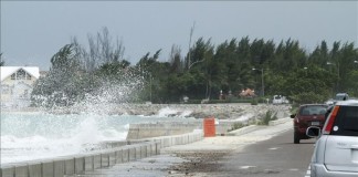 Fotografía tomada en Nueva Providencia (Bahamas) que muestra las olas provocadas por el huracán Joaquín, de categoría 4 y con vientos sostenidos de 210 kilómetros por hora, que avanza lentamente por el centro de Las Bahamas tras golpear el sur del archipiélago. EFE