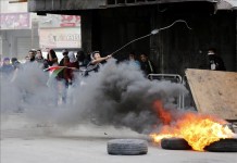 Varios palestinos queman neumáticos para establecer barricadas y lanzan piedras contra el ejército israelí en la localidad cisjordana de Hebrón. EFE/Archivo