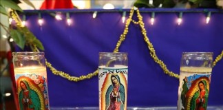 Unas velas encendidas frente a la imagen de la Virgen Morena. EFE/Archivo