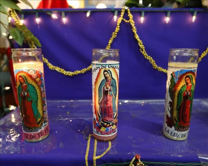 Unas velas encendidas frente a la imagen de la Virgen Morena. EFE/Archivo