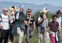 Varias personas participan en una caminata para recordar a los inmigrantes indocumentados fallecidos en el desierto de Arizona, hoy, sábado 31 de octubre de 2015, en Tucson, Arizona (EE.UU.). EFE