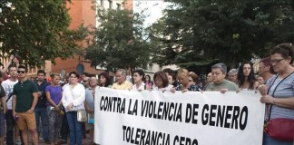 Centenares de personas participan en un homenaje a las mujeres que han muerto víctimas de la violencia machista. Archivo