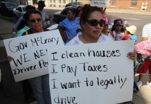 Integrantes del grupo Inmigrantes Unidos se manifestaron hoy frente a las oficinas del gobernador para pedir que se permita manejar a los indocumentados. ARCHIVO