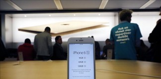 Vista de un Iphone 6s tras su lanzamiento al público en una tienda Apple en Sidney (Australia). EFE/Archivo