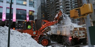 Vehículos remueven nieve de la calle en la tormenta de nieve Jonás se convirtió en la segunda más larga de la historia de la ciudad. archivo