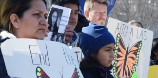 Organizaciones y activistas a favor de los derechos de los inmigrantes llevaron a la Casa Blanca 66.000 firmas para pedir al presidente de Estados Unidos, Barack Obama, el fin de las redadas y las deportaciones de familias que huyen de la violencia de Guatemala, El Salvador y Honduras.