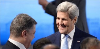 Petro Poroshenko presidente de Ucrania (i) and y el secretario de Estado de los Estados Unidos, John Kerry hoy en Alemania. EFE/EPA