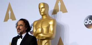 El director Alejandro González Iñárritu posa con su Óscar a Mejor Director por la película "The Revenent" este domingo 28 de febrero de 2016. EFE