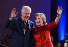 La precandidata por el Partido Demócrata a la Presidencia de EE.UU., Hillary Clinton (d) junto a su esposo, el expresidente estadounidense Bill Clinton mientras celebra su victoria en el Caucus de NEvada en Las Vegas. EFE